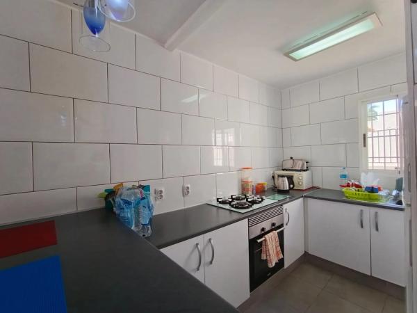 Chalet pareado en calle Roberto Koch