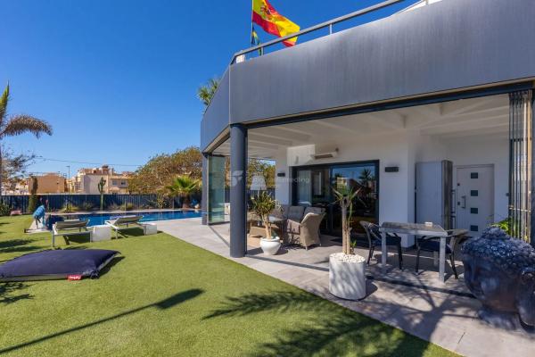 Casa independiente en avenida Alfredo Nobel