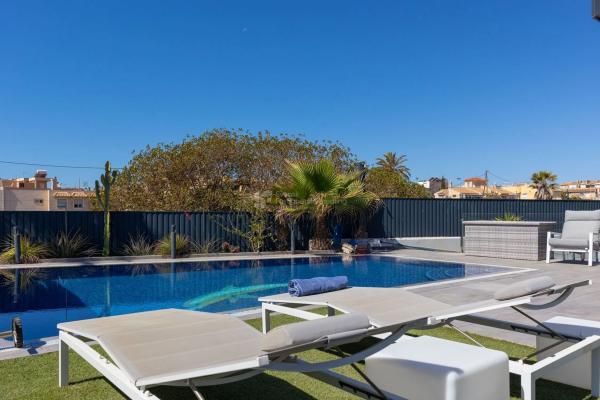 Casa independiente en avenida Alfredo Nobel