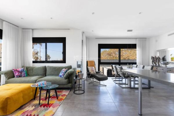 Casa independiente en avenida Alfredo Nobel