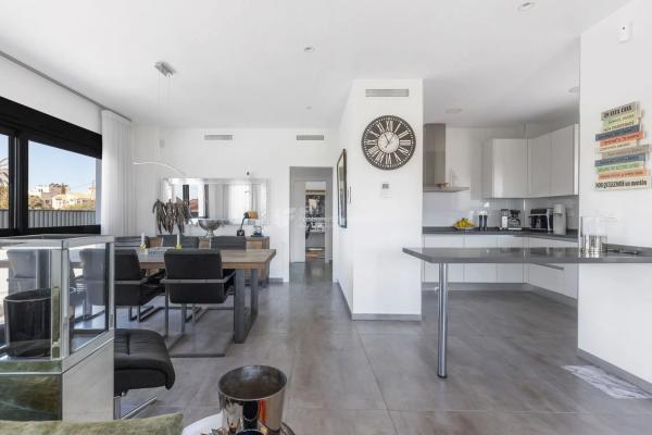 Casa independiente en avenida Alfredo Nobel