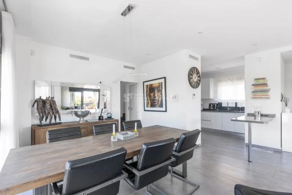 Casa independiente en avenida Alfredo Nobel