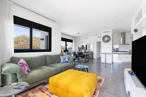 Casa independiente en avenida Alfredo Nobel