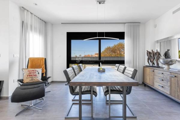 Casa independiente en avenida Alfredo Nobel