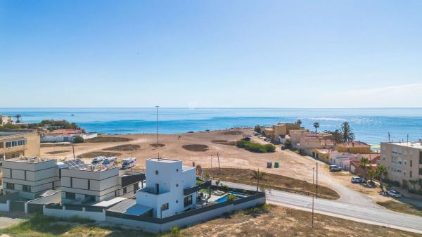 Casa independiente en avenida Alfredo Nobel