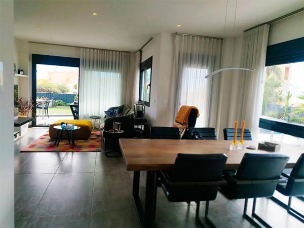 Casa independiente en avenida Alfredo Nobel, 137