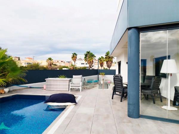 Casa independiente en avenida Alfredo Nobel, 137