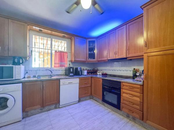 Casa independiente en Los Carrillos, 180