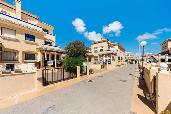 Chalet adosado en CL Almudena-zenia II, 11