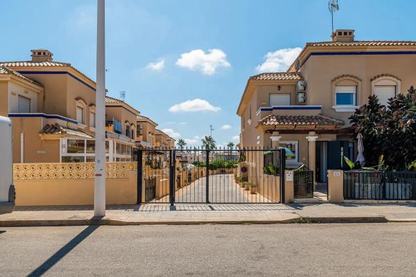 Chalet adosado en CL Almudena-zenia II, 11