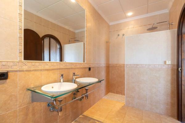 Chalet en calle Elcano Zen