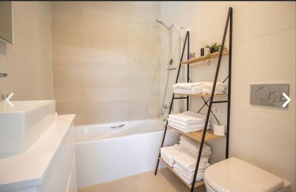 Chalet adosado en avenida de las Colinas, 2