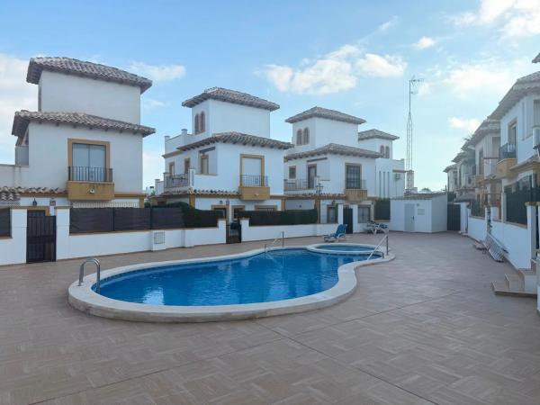 Chalet adosado en calle Cabo San Antonio