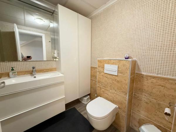 Chalet adosado en calle Cabo San Antonio