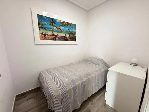 Chalet adosado en calle Cabo San Antonio