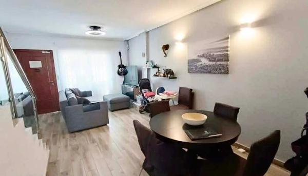 Chalet adosado en calle Cabo San Antonio