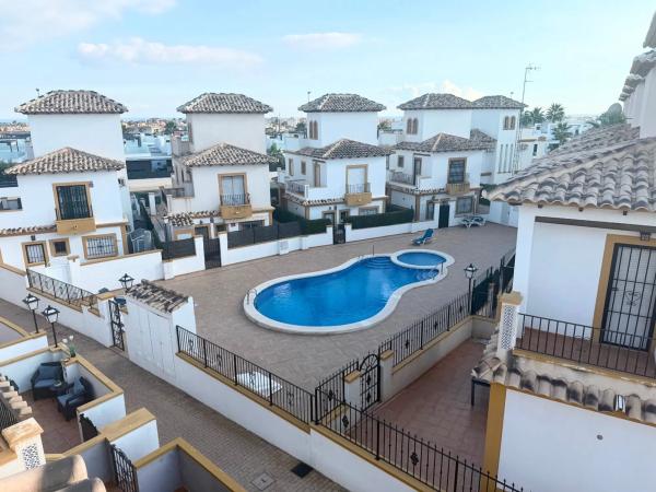 Chalet adosado en calle Cabo San Antonio