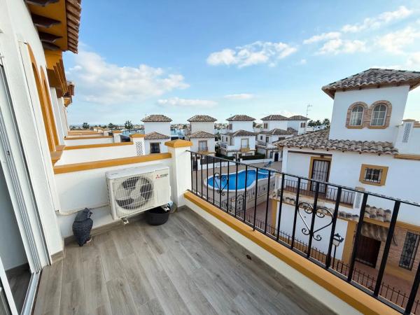 Chalet adosado en calle Cabo San Antonio