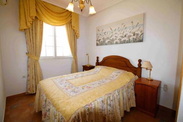 Casa independiente en calle Sandia