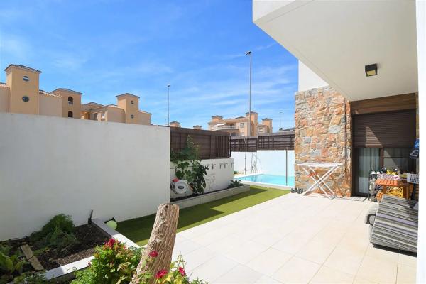 Casa independiente en calle Cantábrico