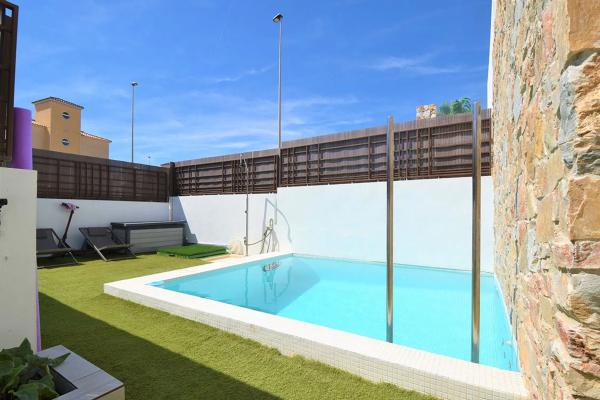 Casa independiente en calle Cantábrico