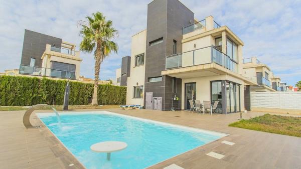 Casa independiente en calle Cabo Santa Maria