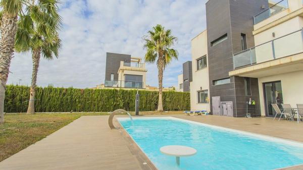 Casa independiente en calle Cabo Santa Maria