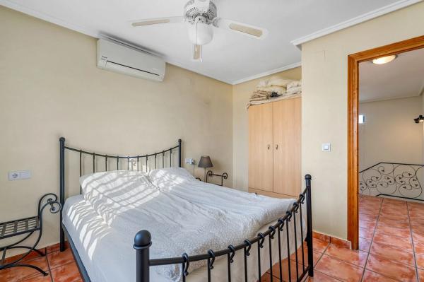 Casa independiente en calle Aries