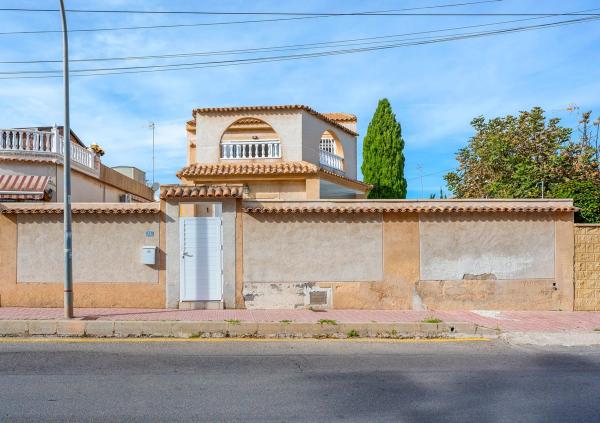 Casa independiente en calle Aries