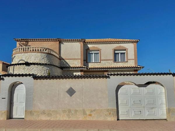 Casa independiente en calle Capricornio