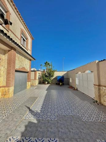 Casa independiente en calle Capricornio