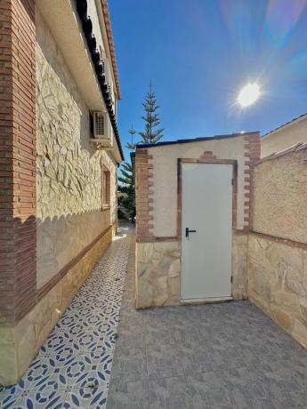 Casa independiente en calle Capricornio