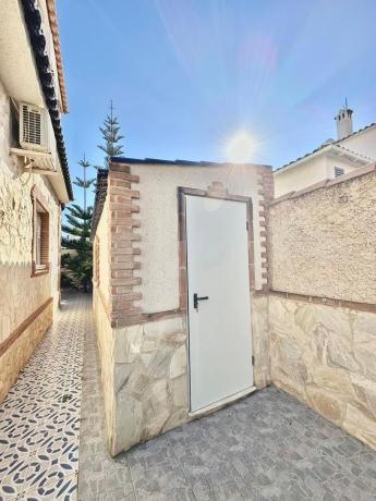 Casa independiente en calle Capricornio