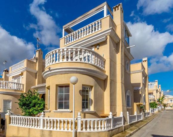 Casa independiente en plaza F-2 Entre Lago Sol y Chis