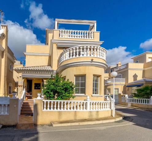 Casa independiente en plaza F-2 Entre Lago Sol y Chis