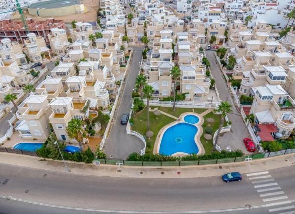 Casa independiente en plaza F-2 Entre Lago Sol y Chis