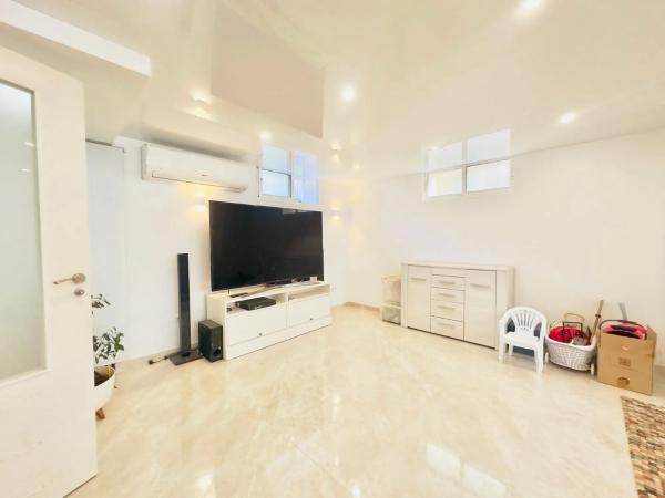 Casa independiente en calle Ontario