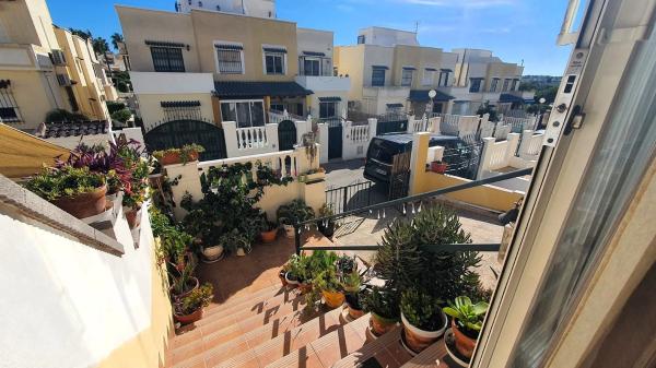 Chalet pareado en calle Baikal, 74