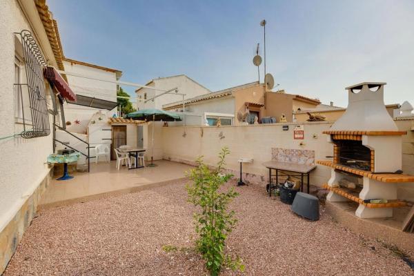 Chalet pareado en calle Pluton