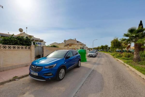 Chalet pareado en calle Pluton