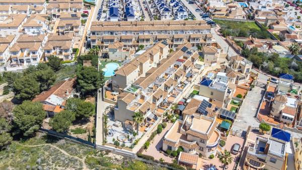 Chalet pareado en calle del Fénix, 22