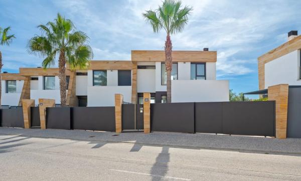 Casa independiente en calle Estrecho de Bonifacio