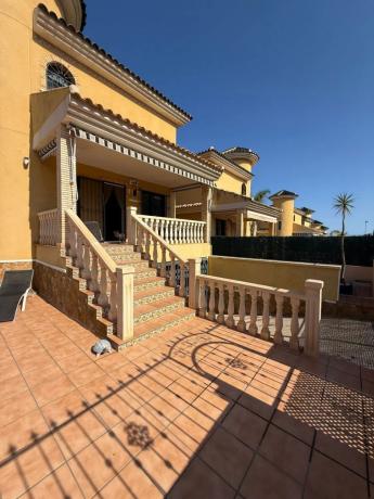 Chalet en calle la Traviata, 79