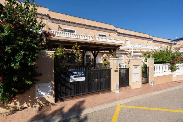 Chalet adosado en calle Comino