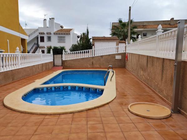 Chalet adosado en calle República Dominicana, 6