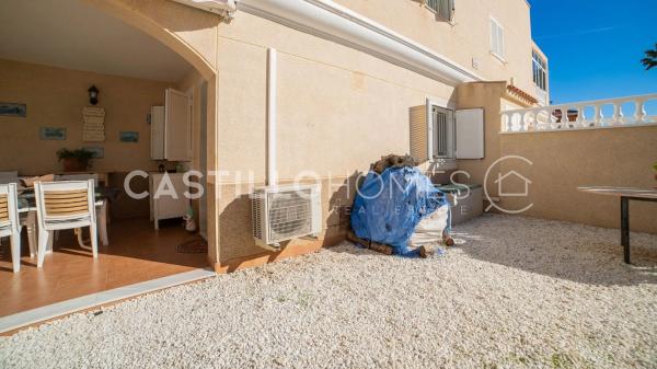 Chalet pareado en calle Abeto, 9