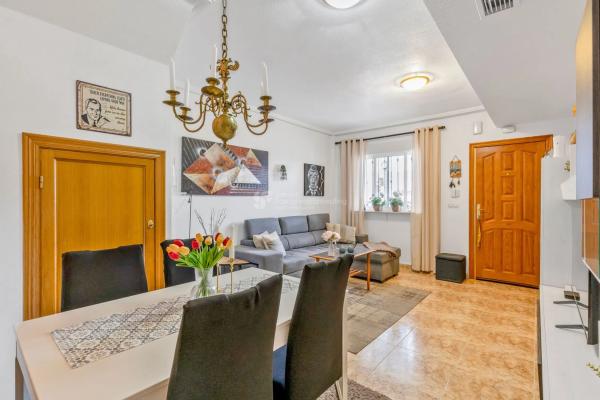 Chalet pareado en calle Almorávides