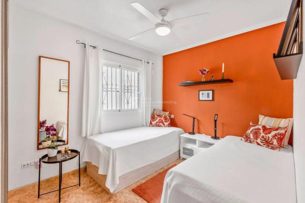 Chalet pareado en calle Almorávides