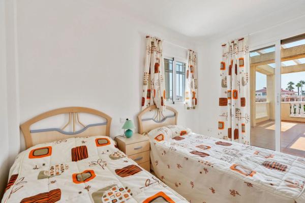 Chalet adosado en calle Abeto, 116 -110