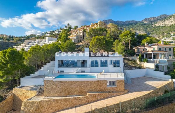 Casa independiente en avenida Principal de la Sierra